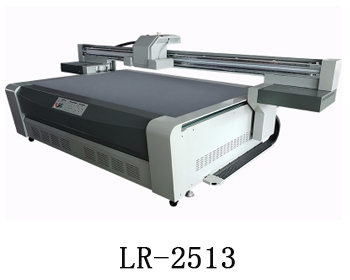 LR-2513通常我們也稱為萬能打印機，他是根據(jù)國際標準尺寸而來，加上這種uv機器不收材質(zhì)約束，差不多什么都可以打印，通常我們也稱之為萬能打印機